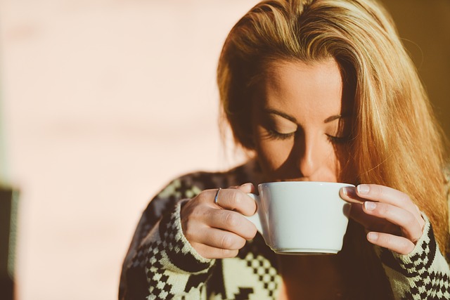 Žena pijící kávu