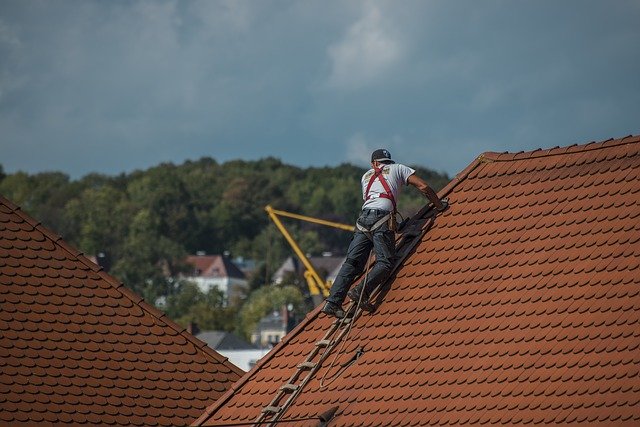 pokrývač na střeše